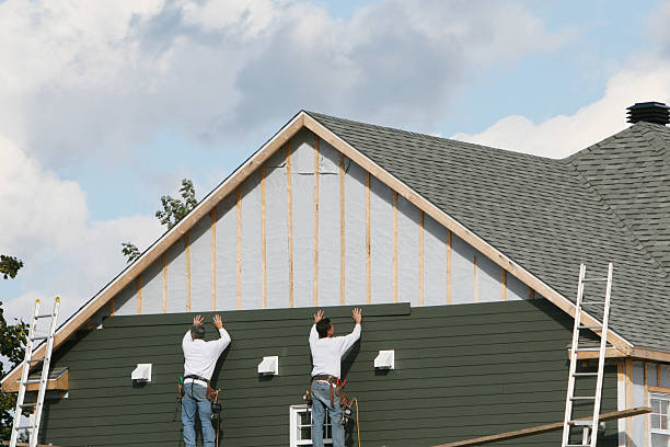 Professional Siding technician working in Hillsboro, IL